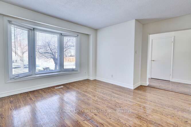 2420 Winthrop Cres
