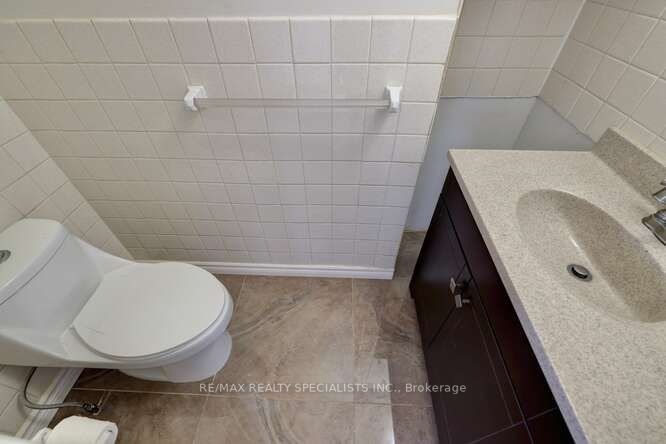 2420 Winthrop Cres
