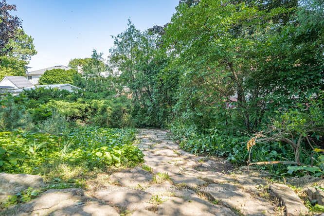 2420 Winthrop Cres