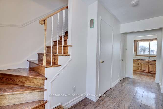 2420 Winthrop Cres