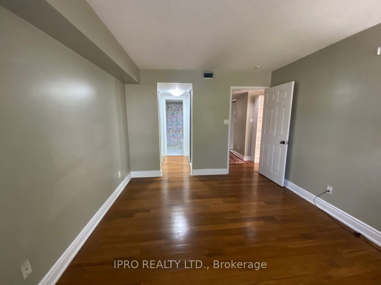 50 Eglinton Ave W, #201