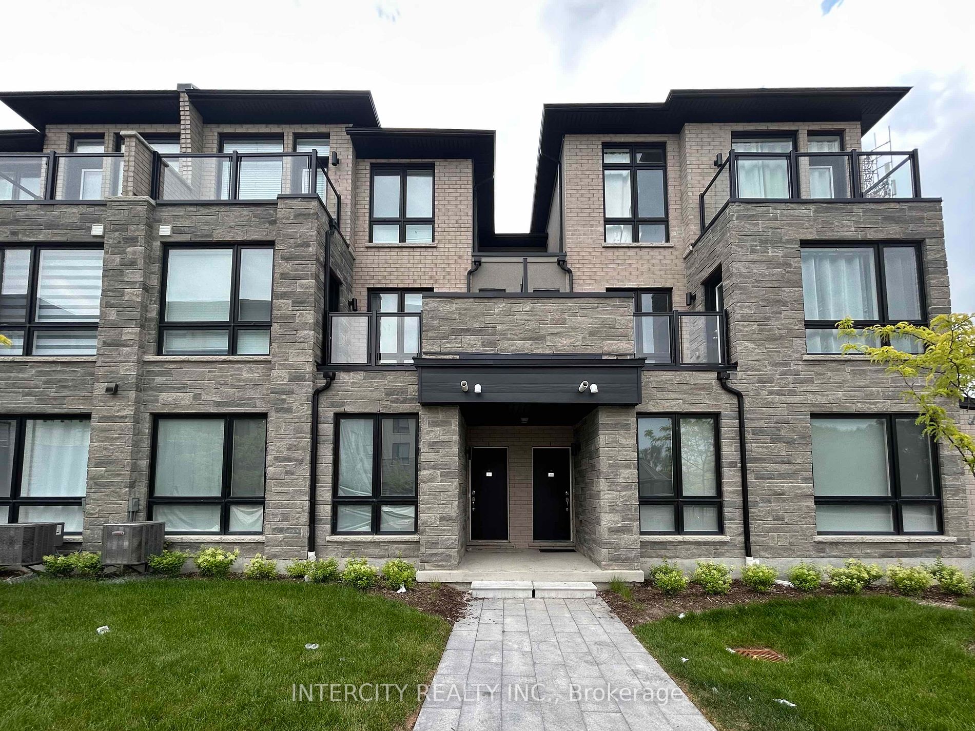 Listing W6637880 - Large Photo # 1