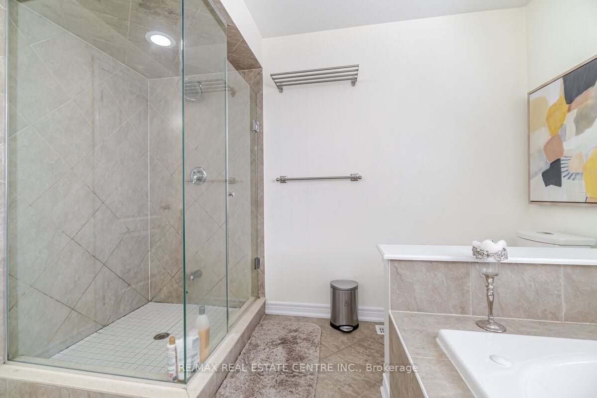 4 Ingleborough Dr