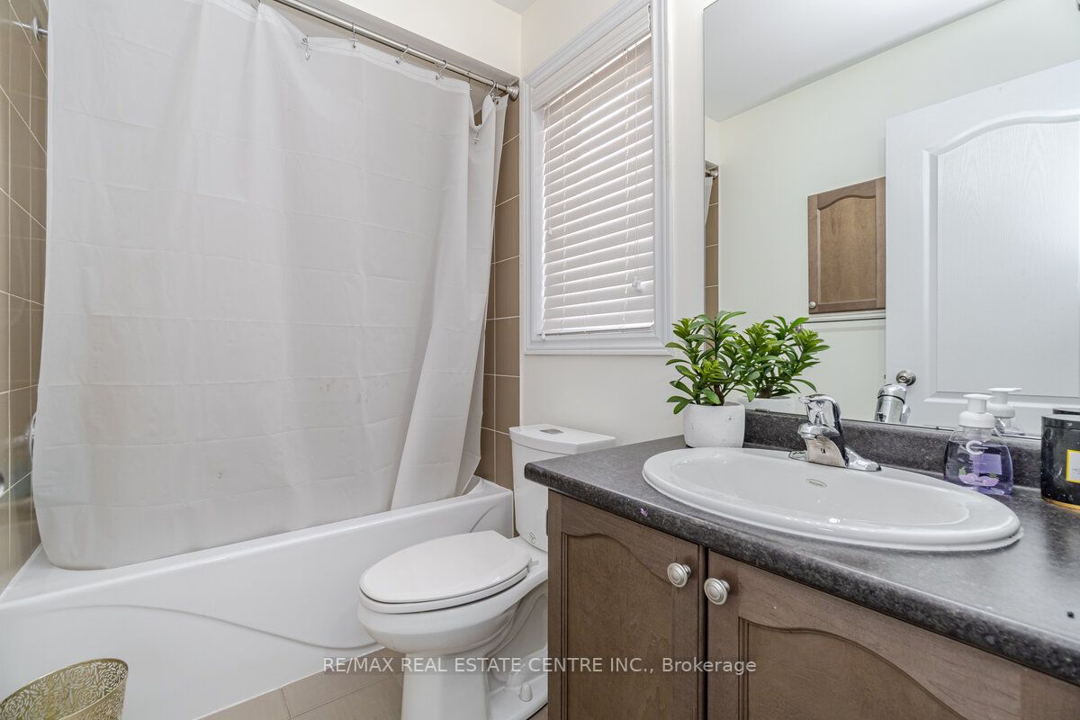 4 Ingleborough Dr
