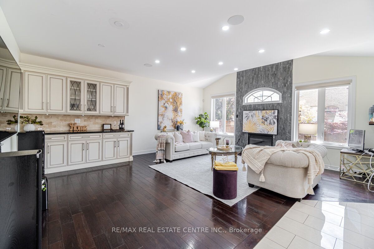 4 Ingleborough Dr