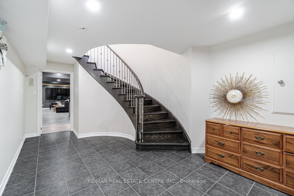 4 Ingleborough Dr