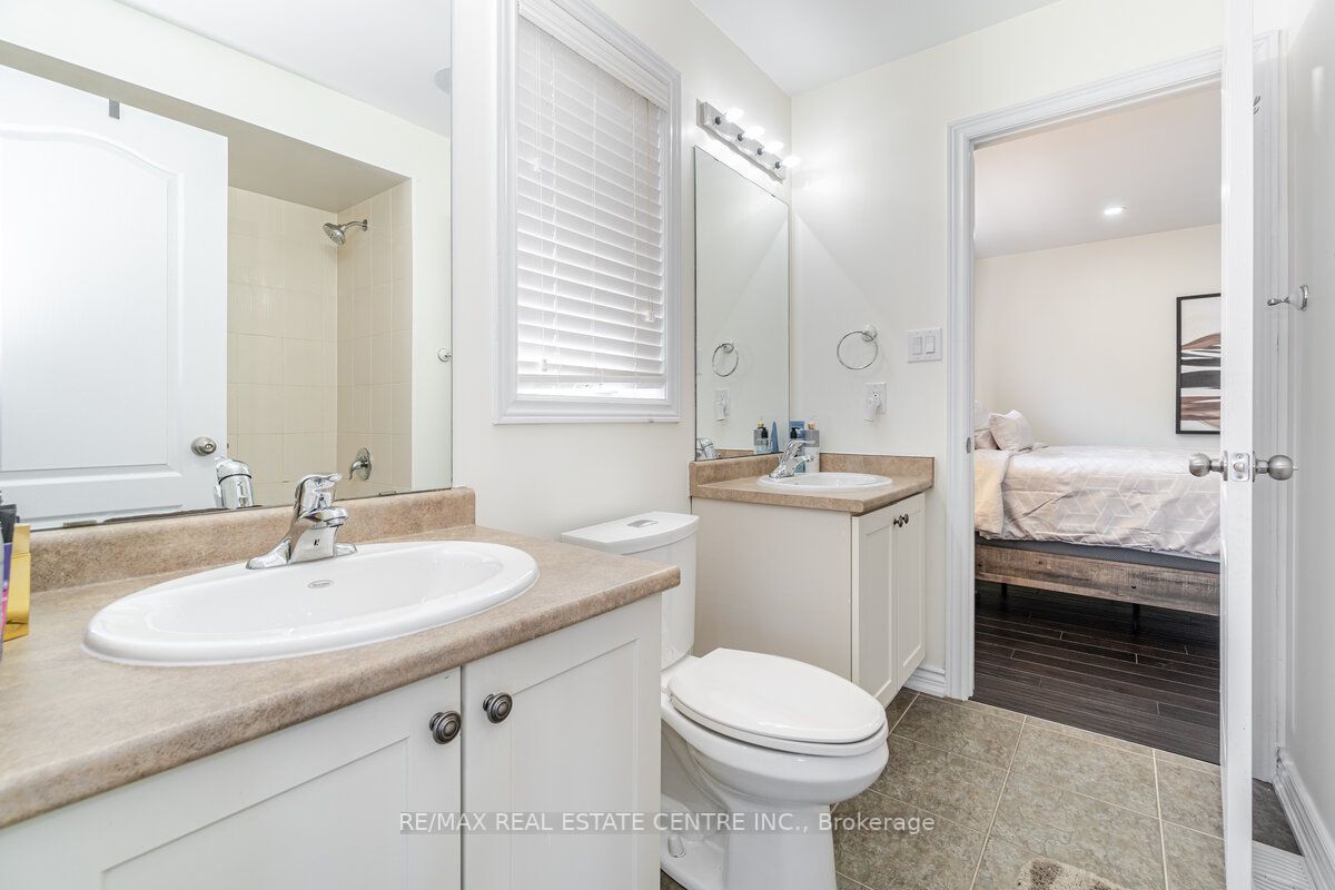 4 Ingleborough Dr
