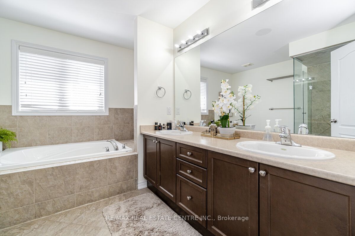 4 Ingleborough Dr