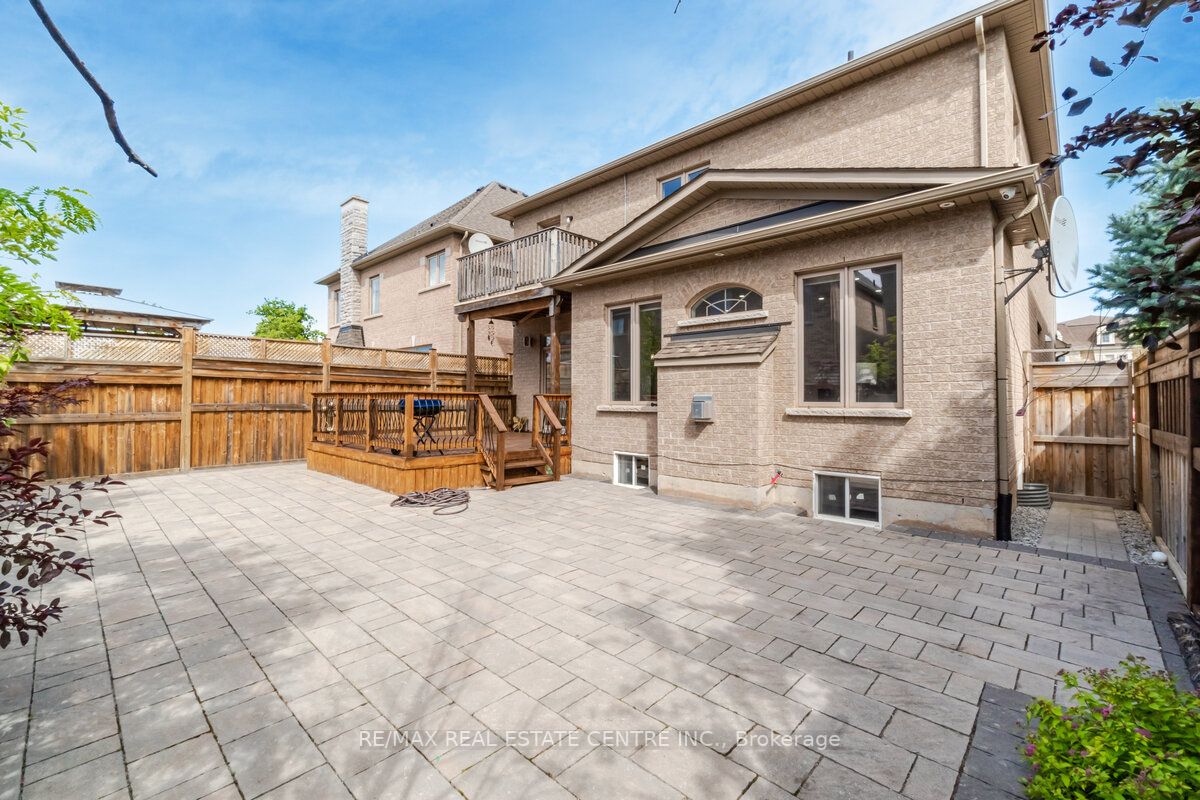4 Ingleborough Dr