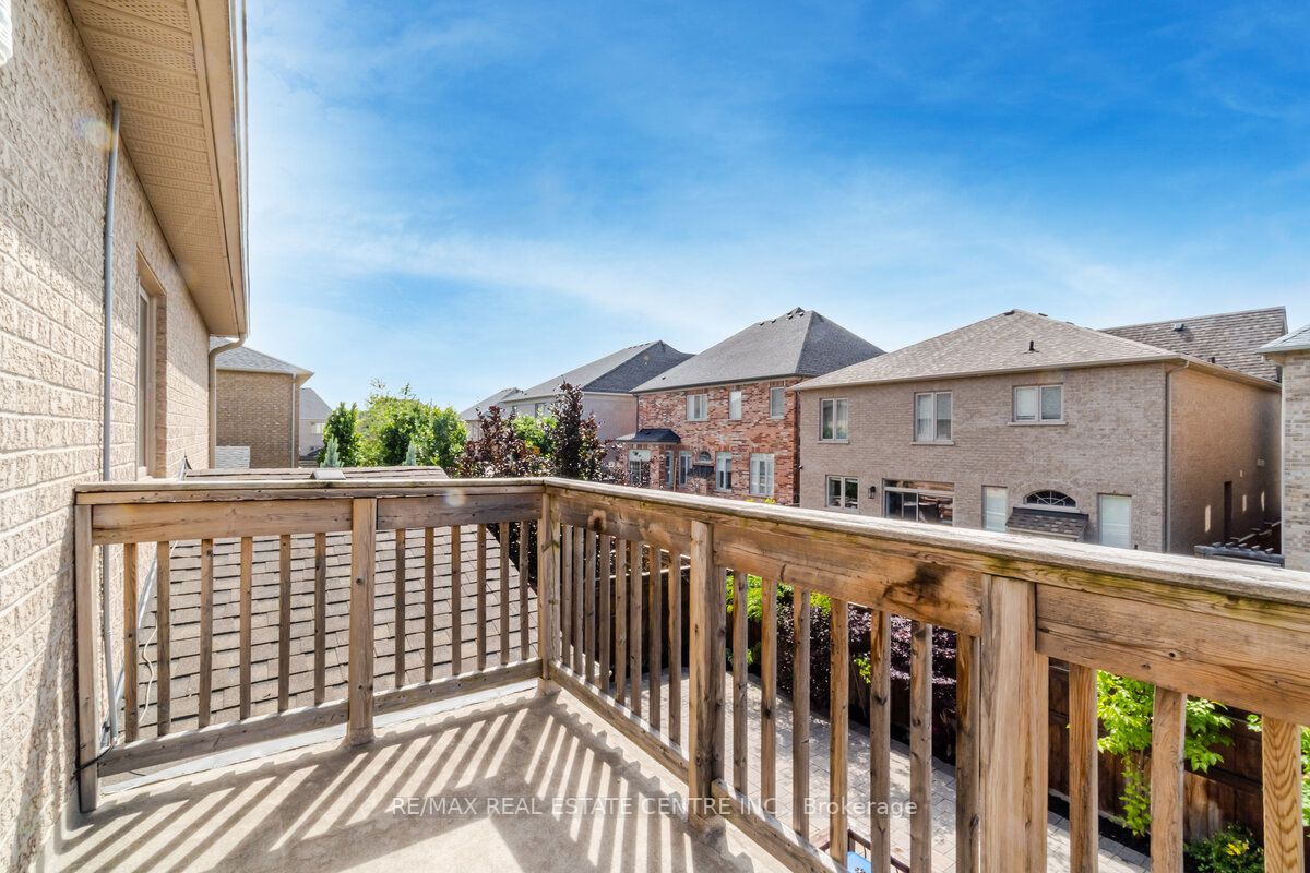 4 Ingleborough Dr