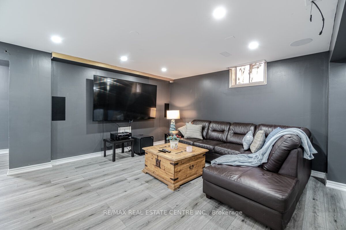 4 Ingleborough Dr