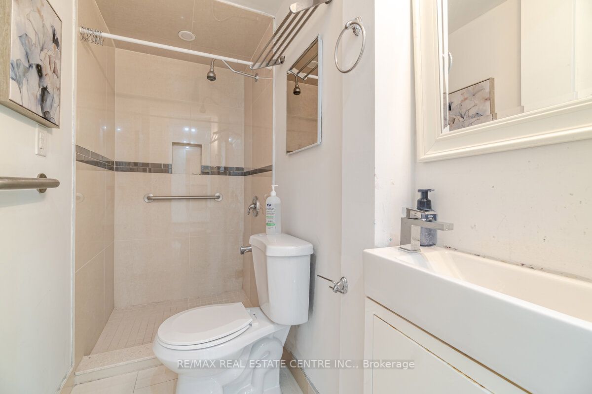 4 Ingleborough Dr