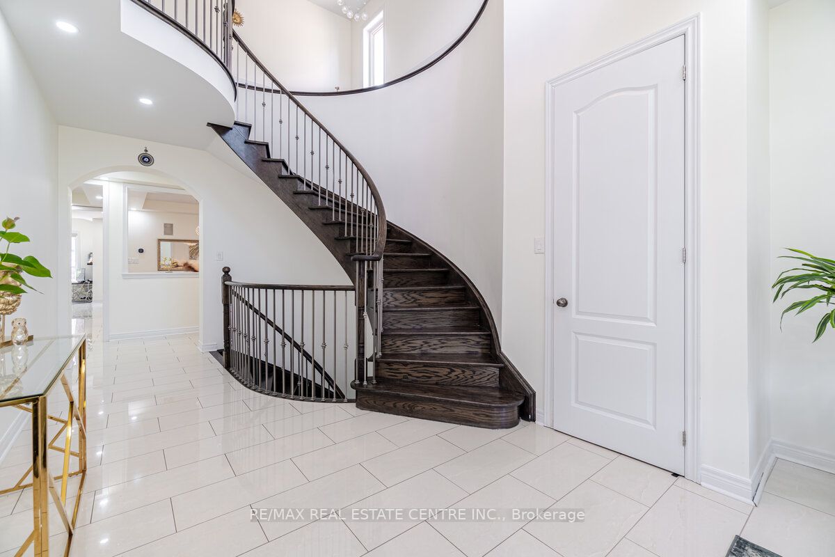 4 Ingleborough Dr
