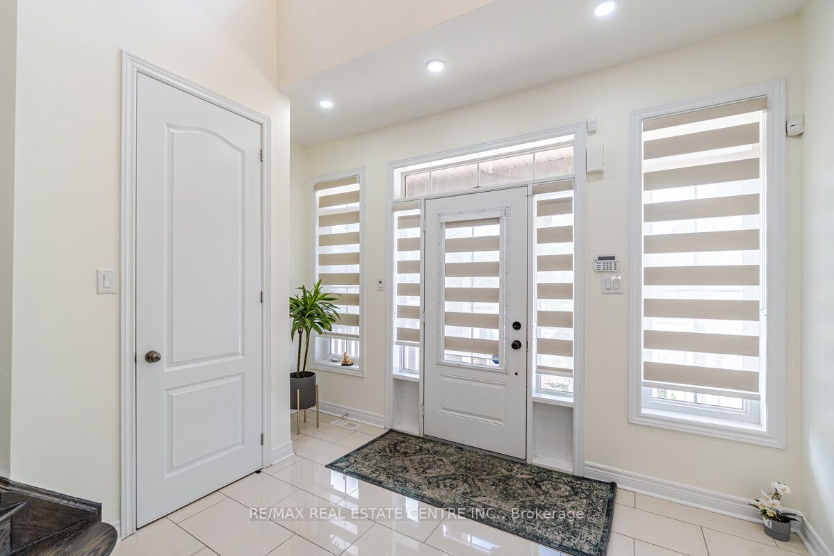4 Ingleborough Dr