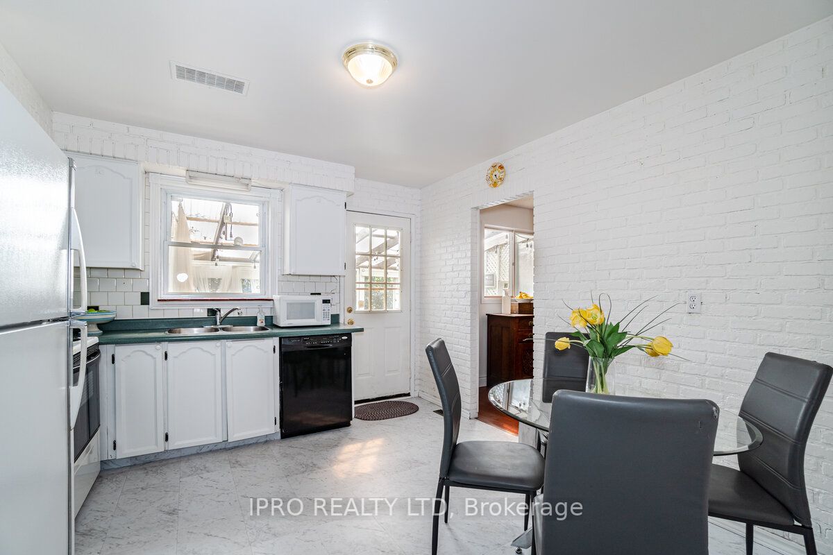 219 Rutherford Road N