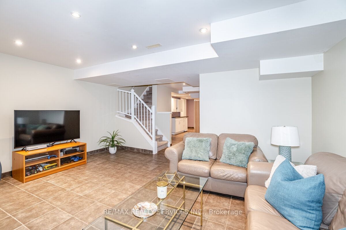 158 Marycroft Crt