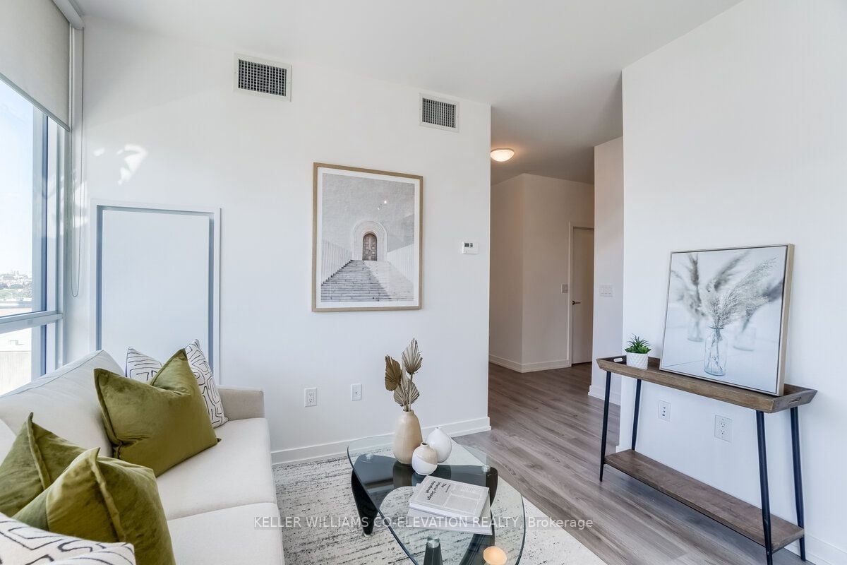 10 De Boers Dr, #601