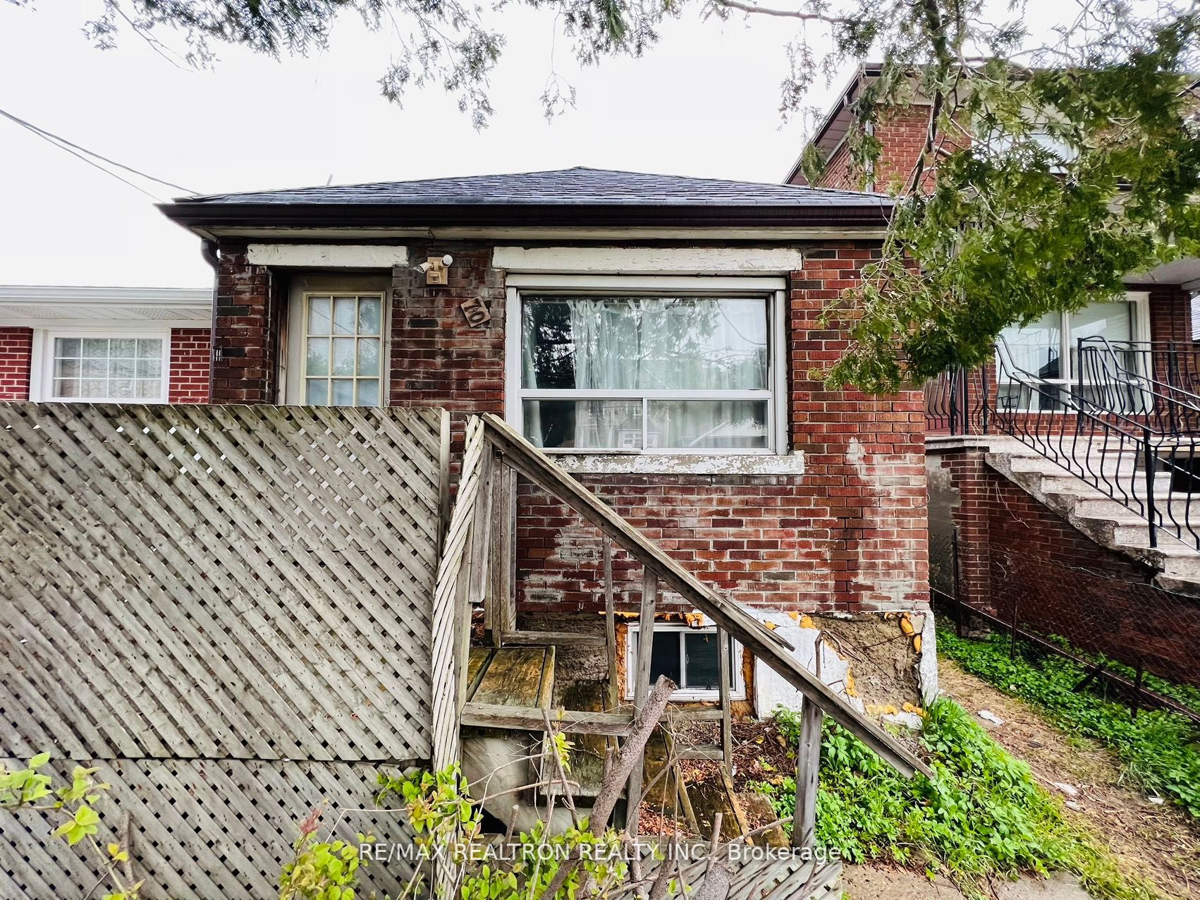 70 Dunraven Dr