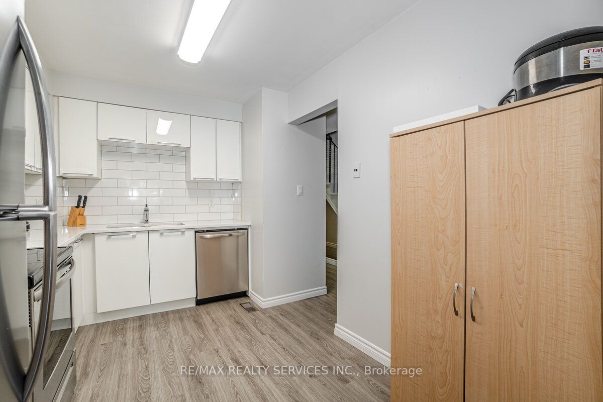 101 Foster Cres, #101