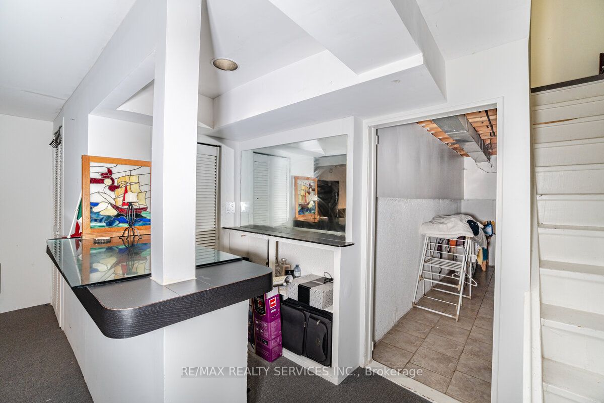 101 Foster Cres, #101