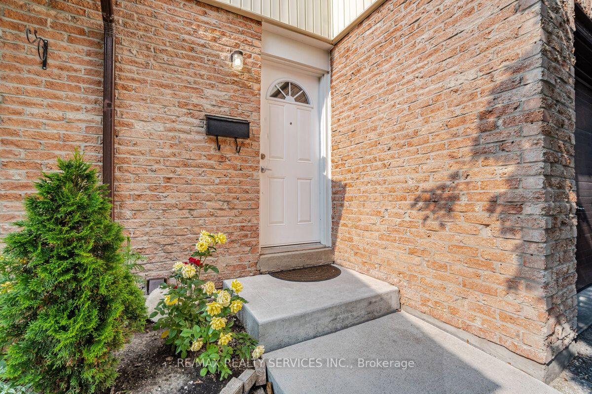 101 Foster Cres, #101