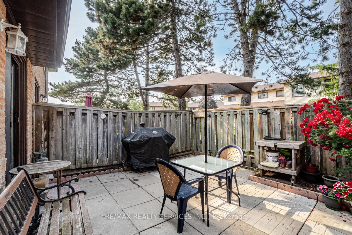 101 Foster Cres, #101