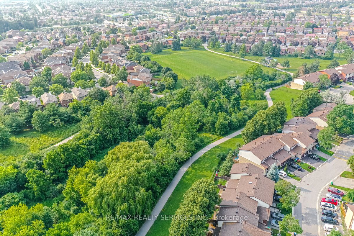 101 Foster Cres, #101