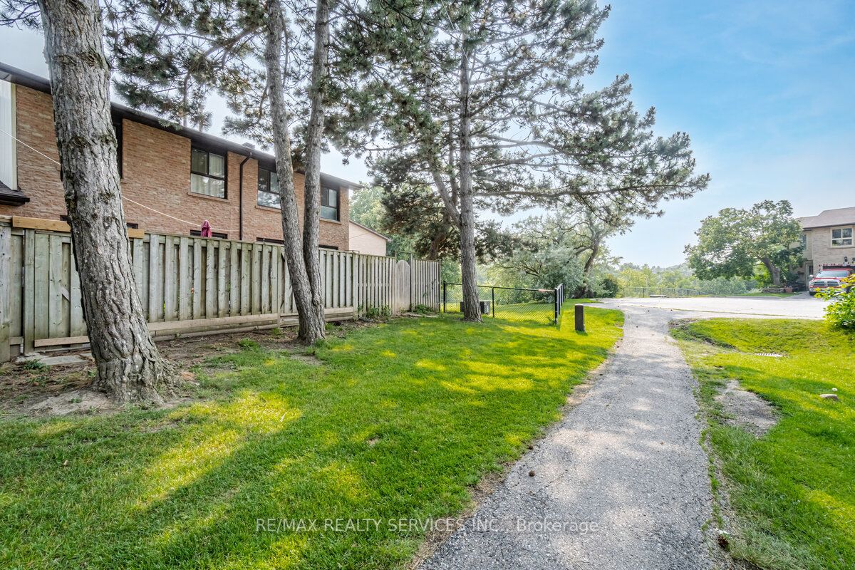 101 Foster Cres, #101