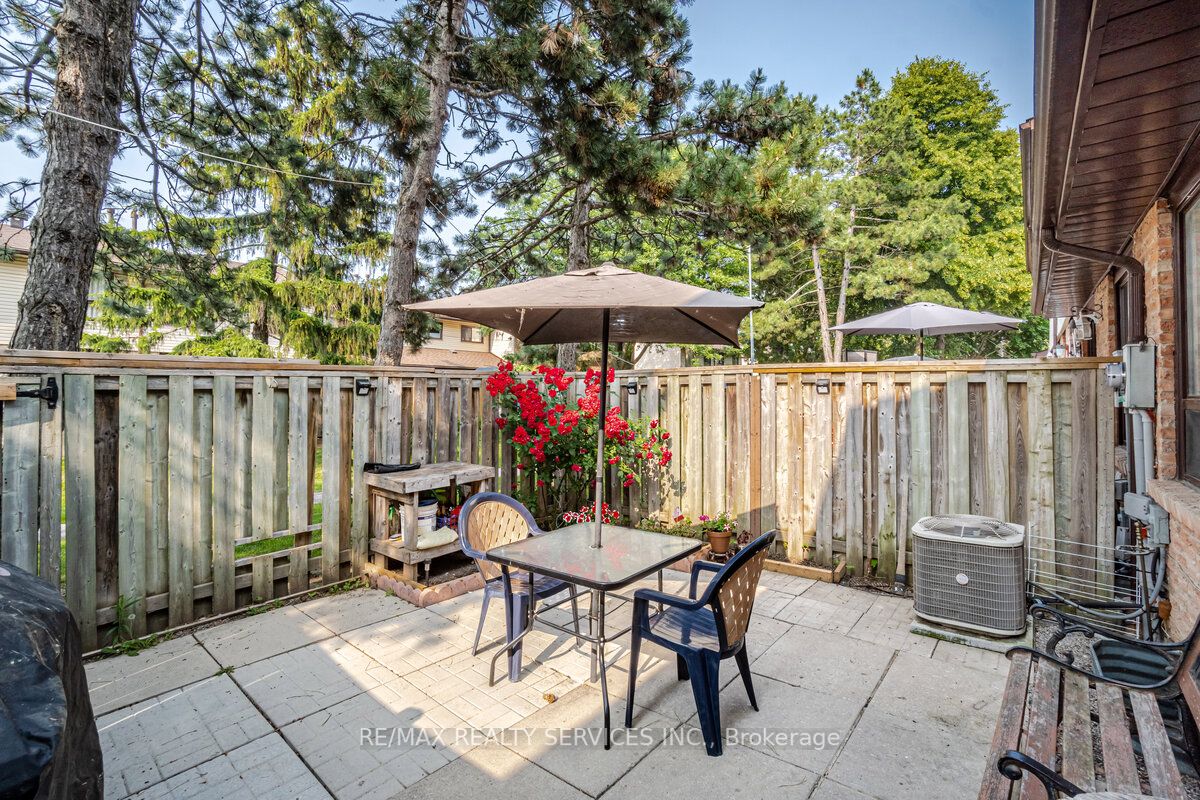 101 Foster Cres, #101