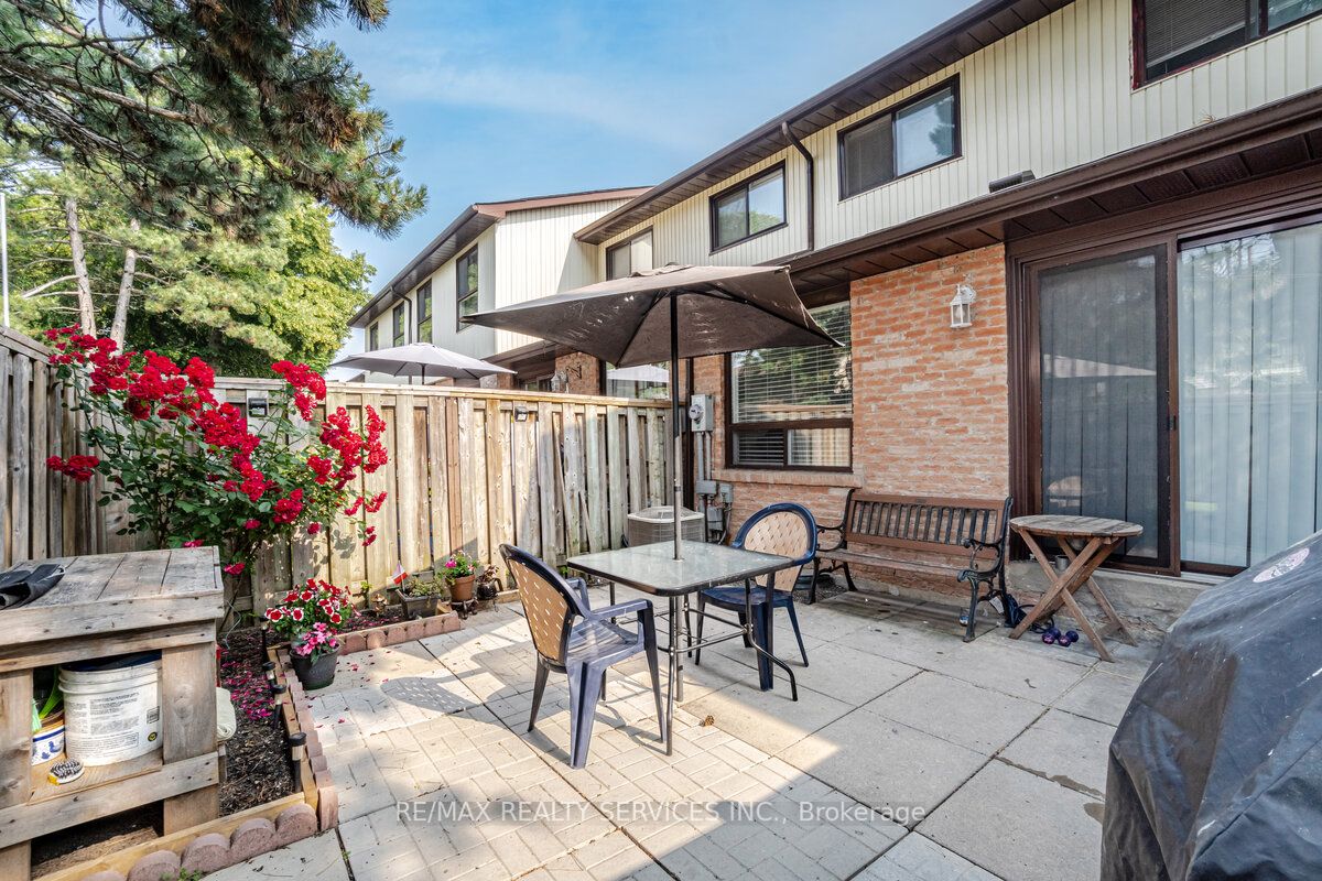 101 Foster Cres, #101