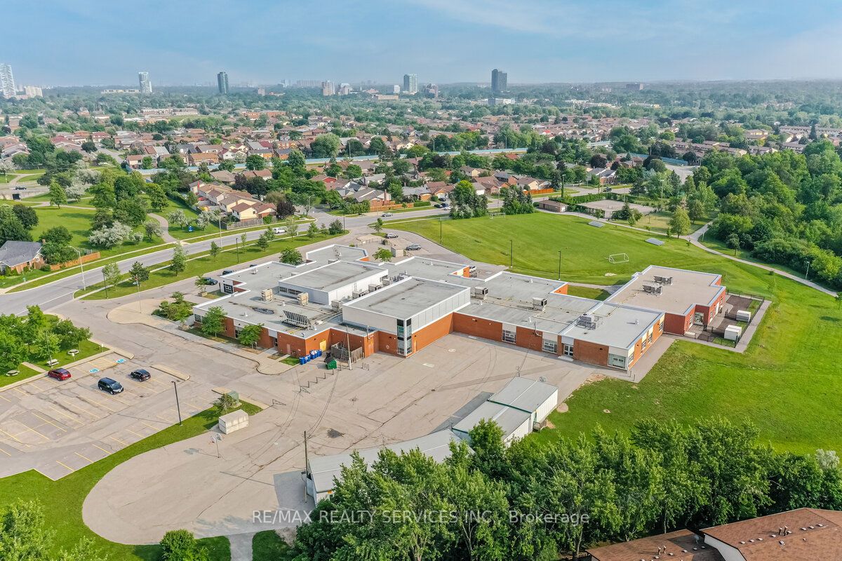 101 Foster Cres, #101
