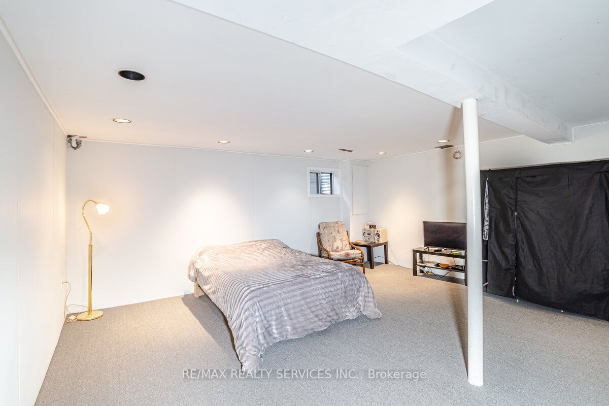101 Foster Cres, #101