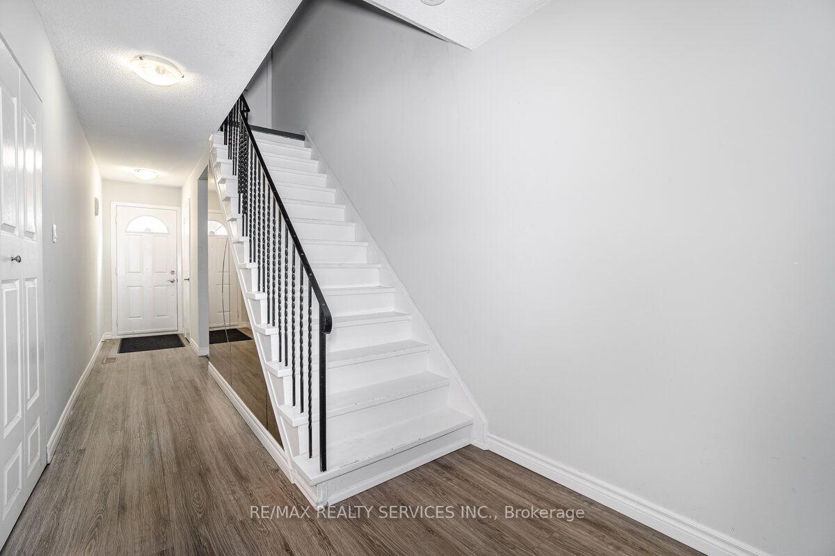 101 Foster Cres, #101