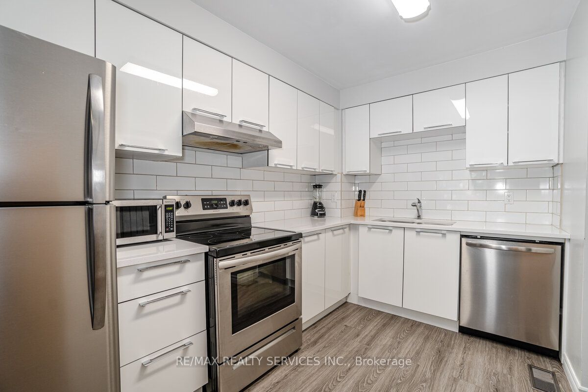 101 Foster Cres, #101