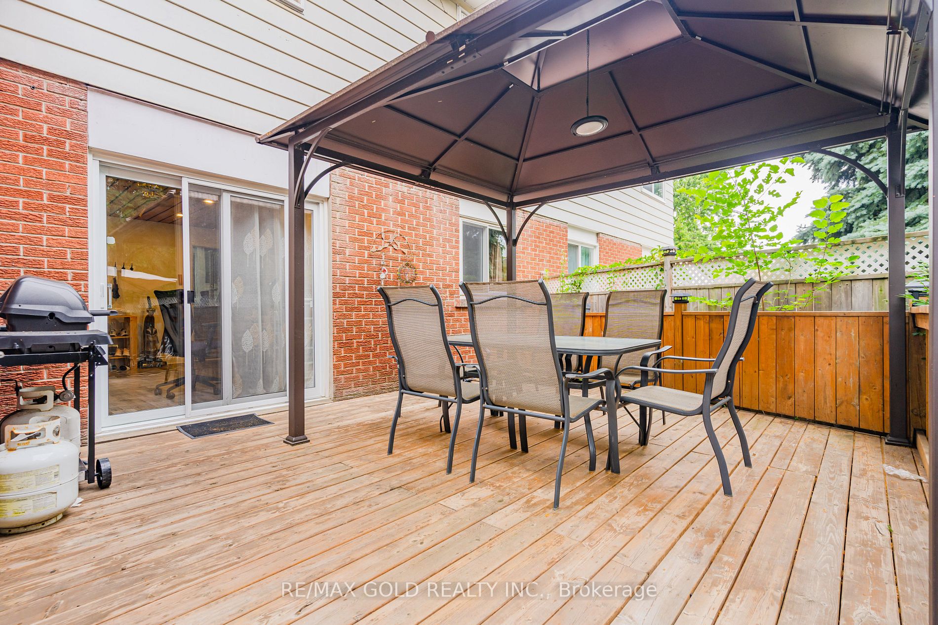122 Earnscliffe Circ
