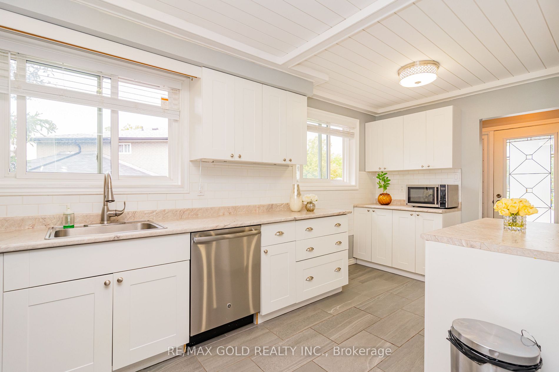 122 Earnscliffe Circ