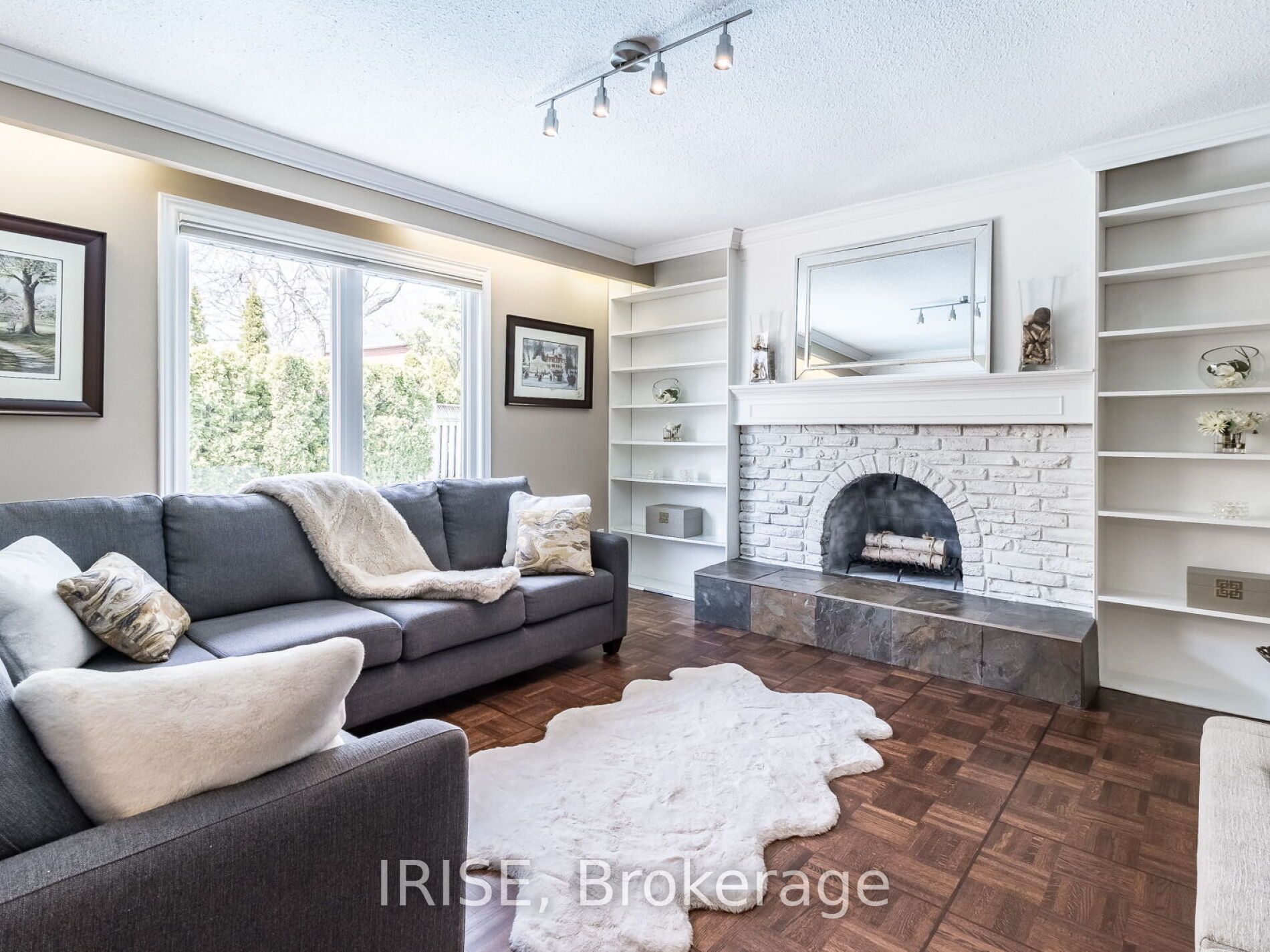 2036 Kawartha Cres