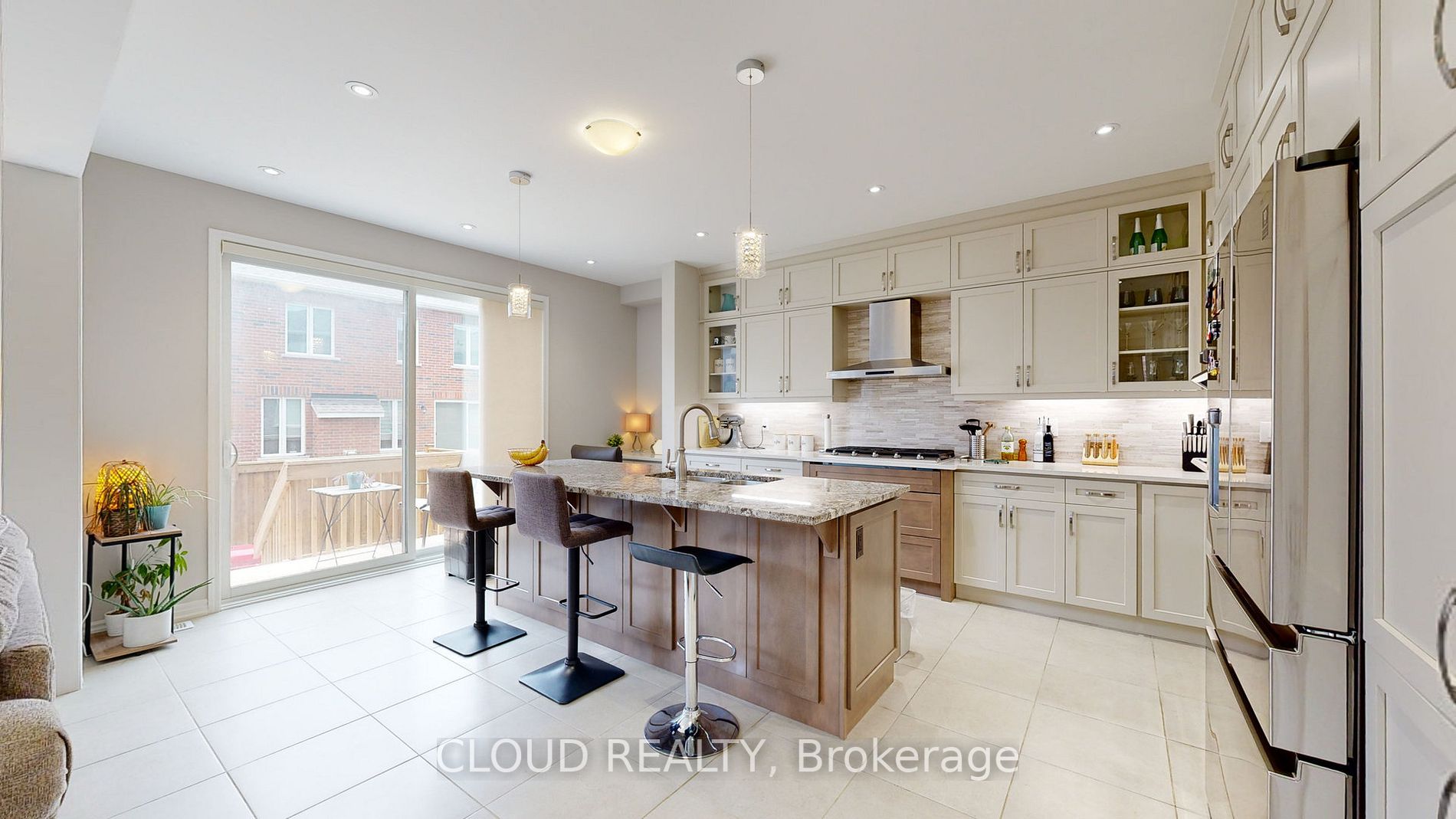 824 Sumac Cres