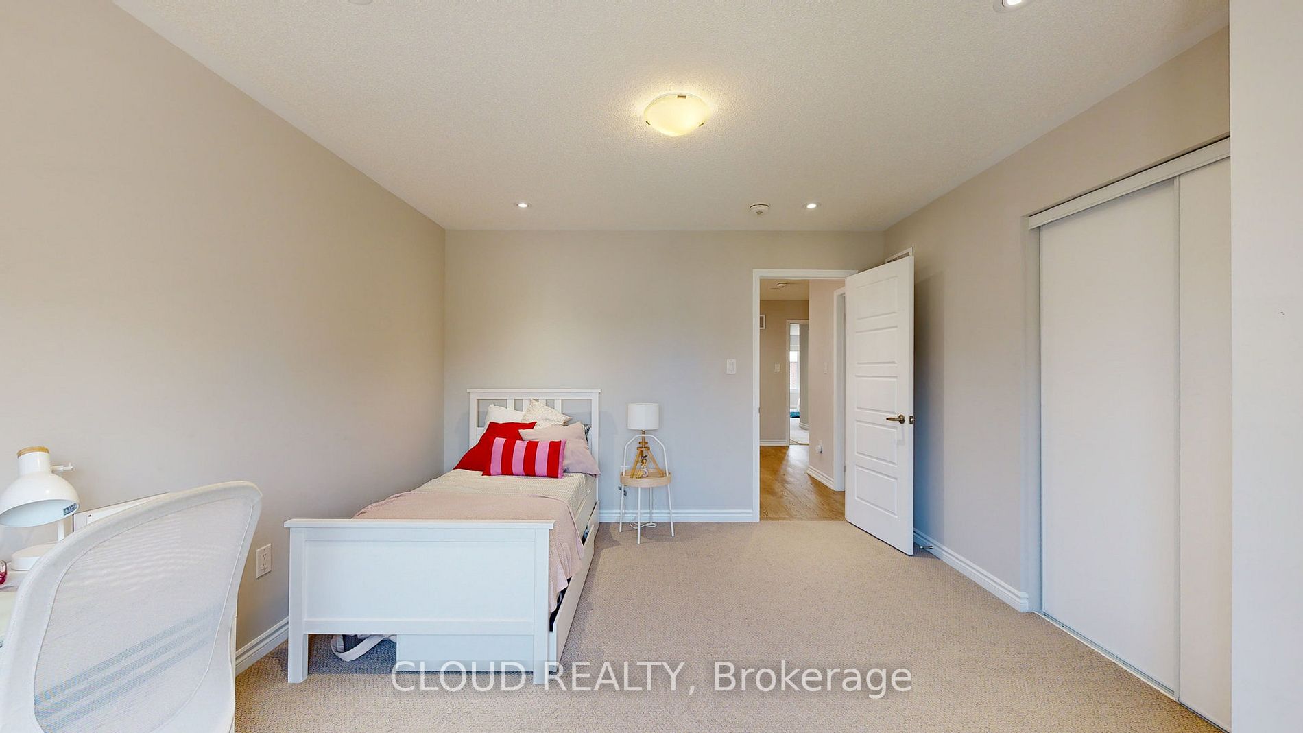 824 Sumac Cres