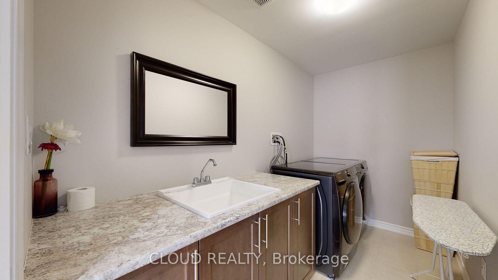 824 Sumac Cres