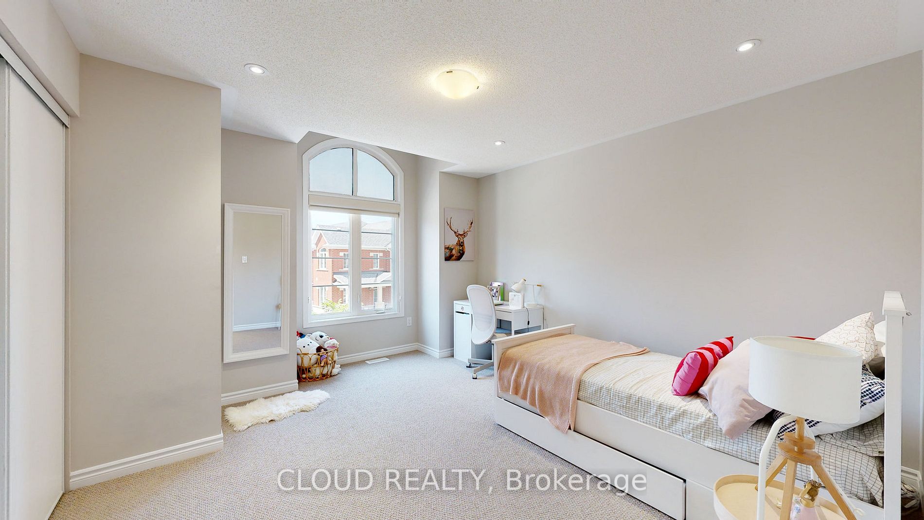 824 Sumac Cres