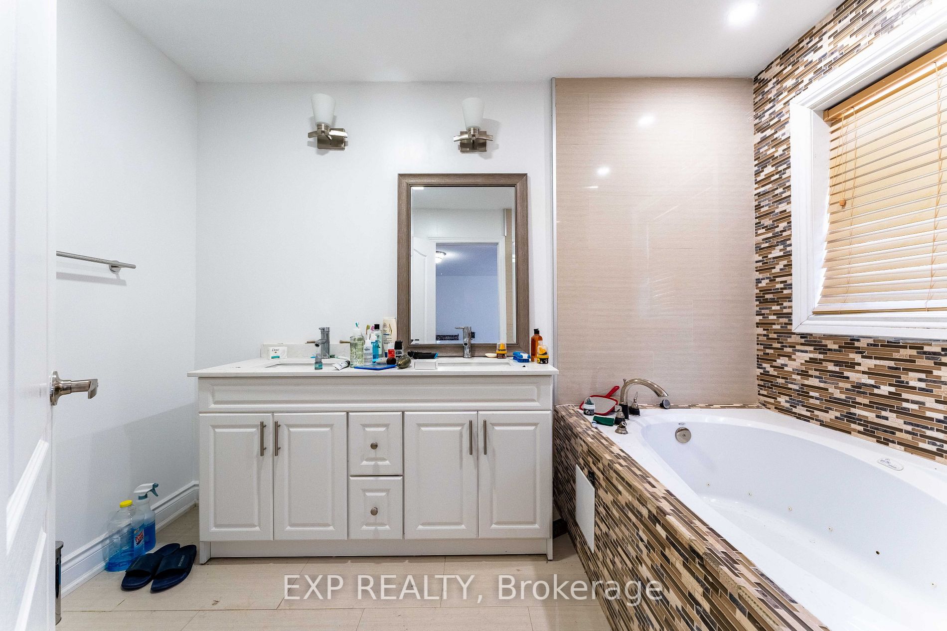 3533 Eglinton Ave W