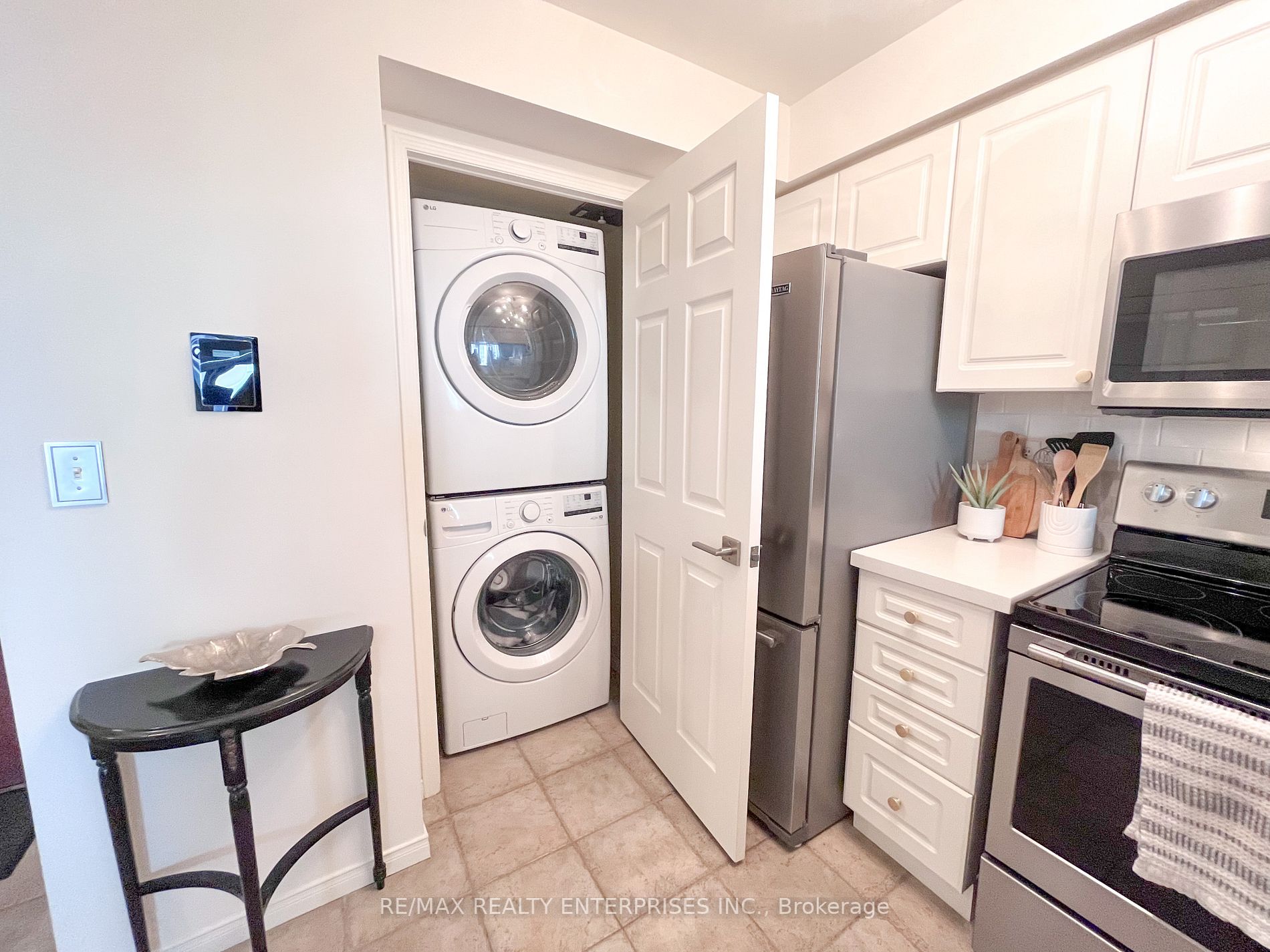 190 Manitoba Street #706