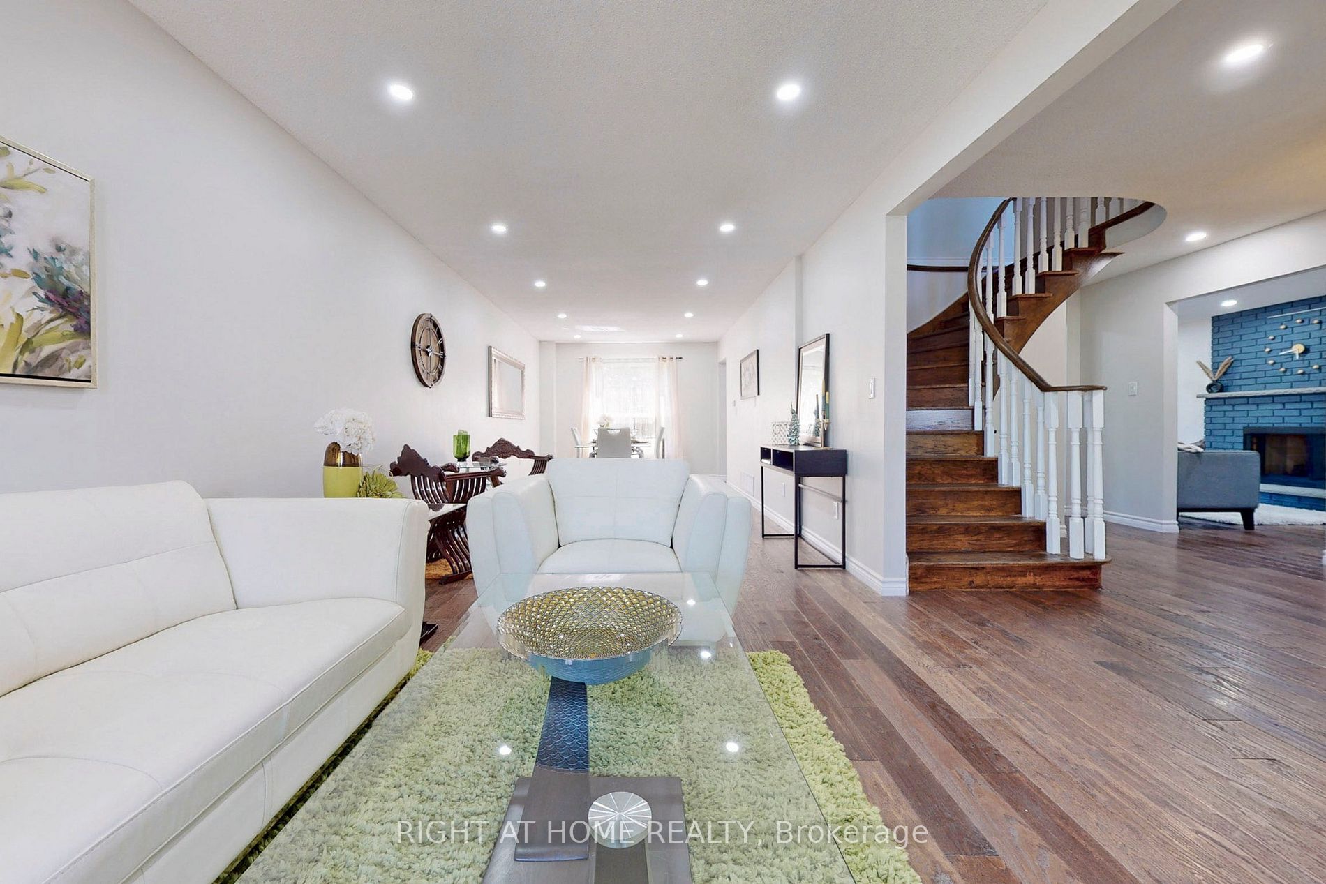 20 Sunforest Dr