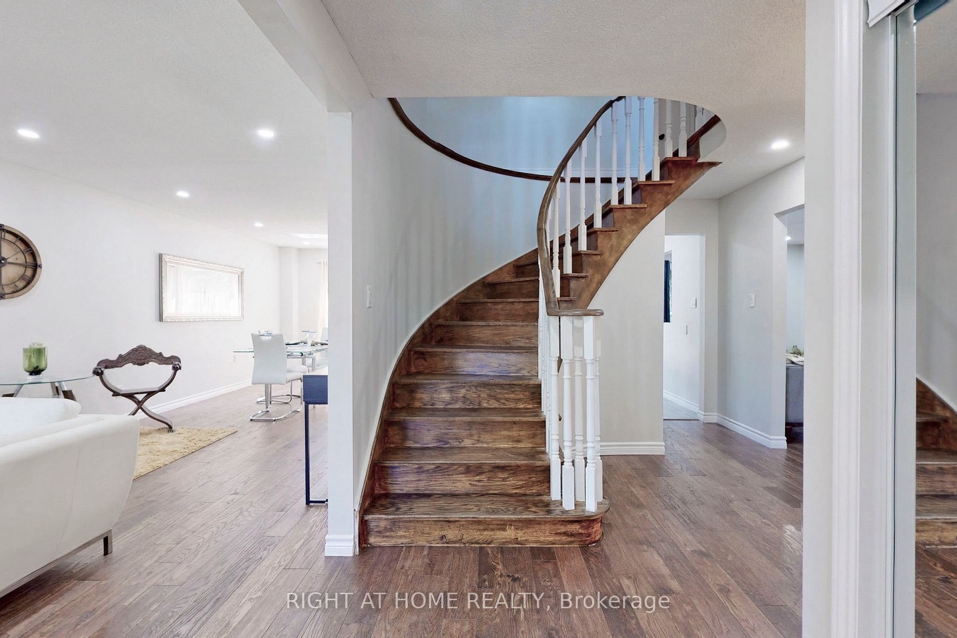 20 Sunforest Dr