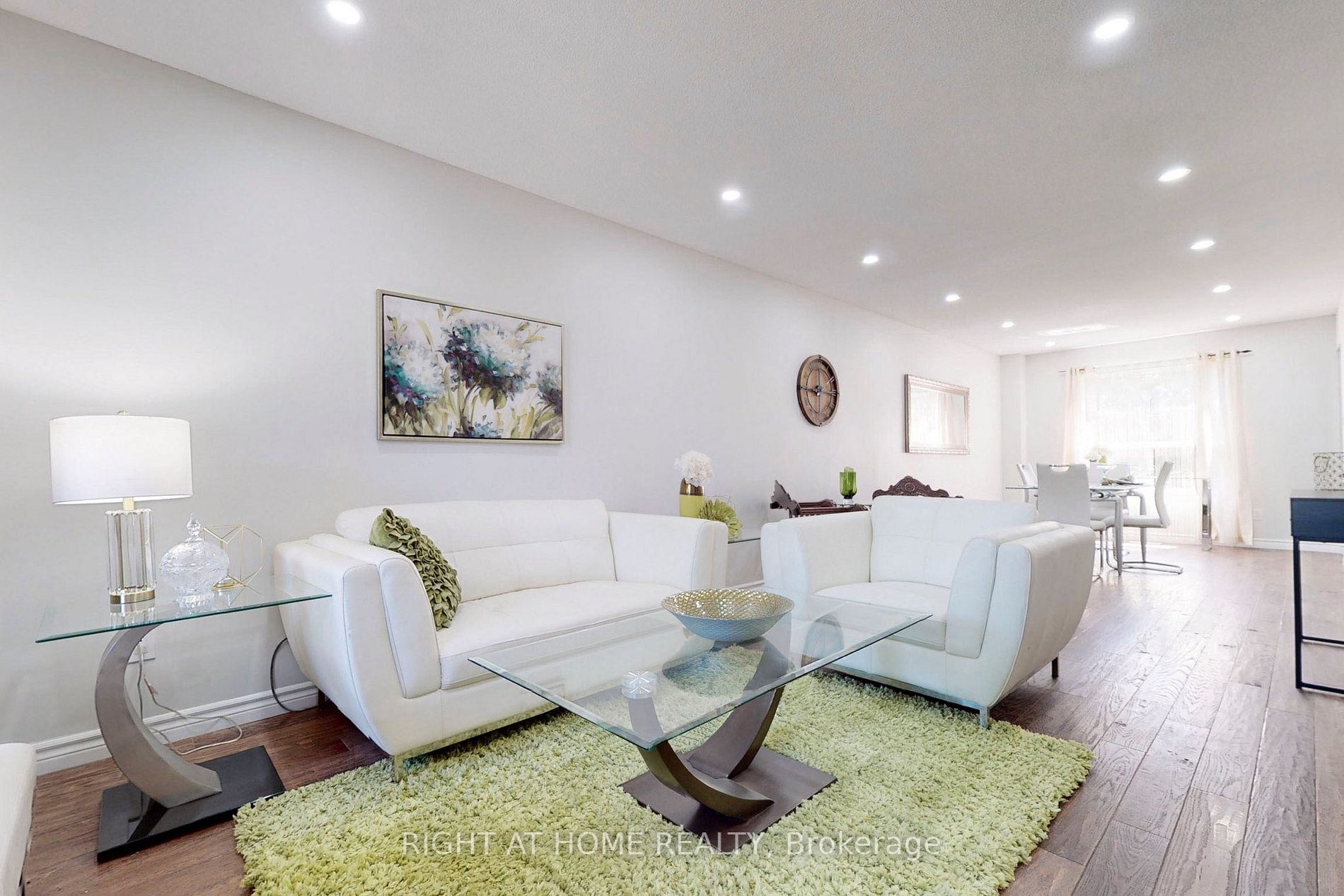 20 Sunforest Dr