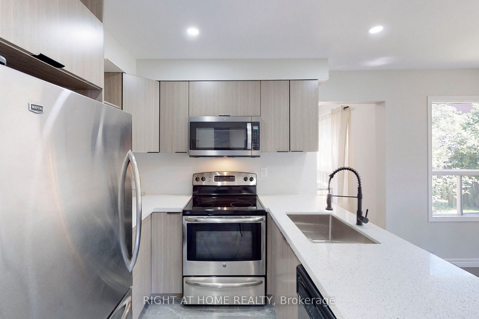 20 Sunforest Dr
