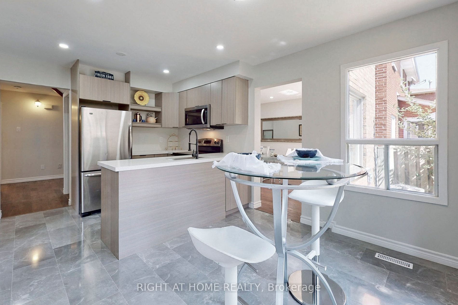 20 Sunforest Dr