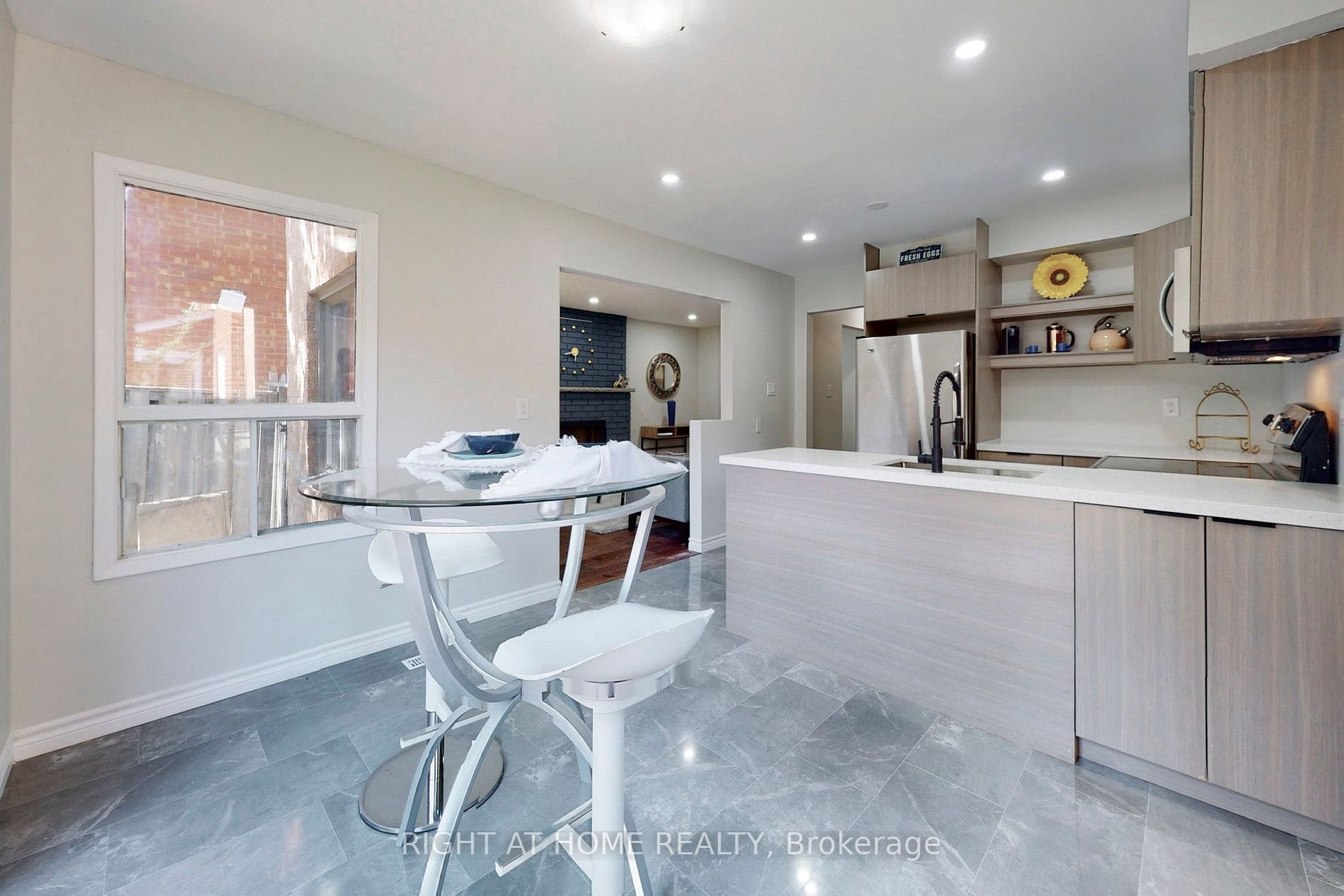 20 Sunforest Dr