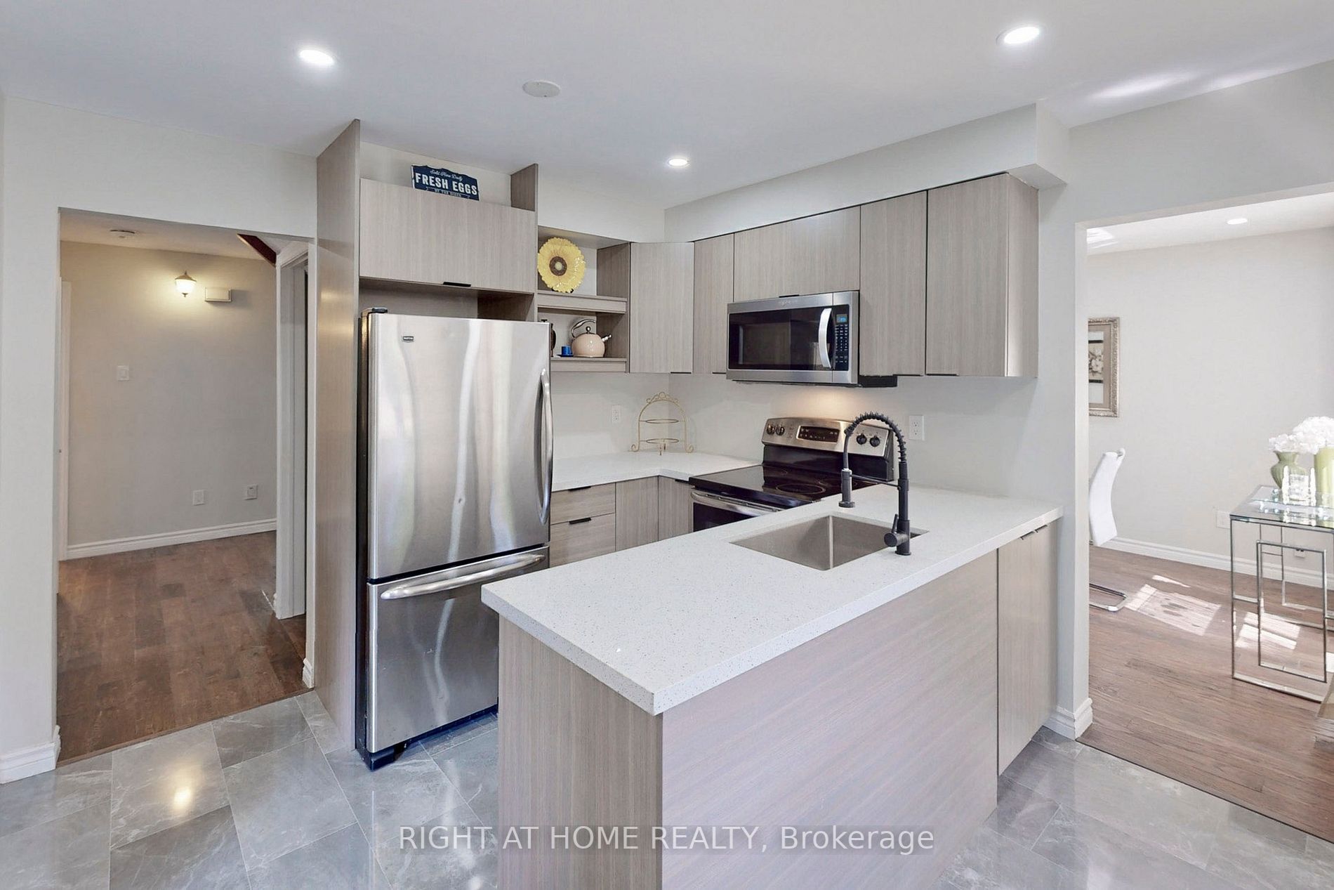 20 Sunforest Dr